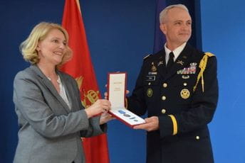 Injac uručila Medalju za zasluge potpukovniku Periju Injac uručila Medalju za zasluge potpukovniku Periju