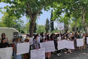 Protest grupe NVO: Saslušati ministre zbog pomilovanja Boškovića Protest ispred zgrade Predsjedništva Crne Gore