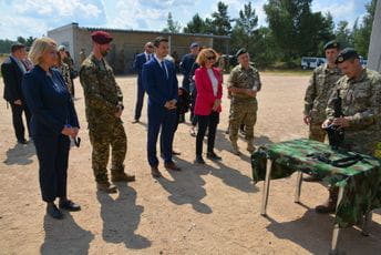 Injac posjetila pripadnike Vojske Crne Gore u vojnoj bazi Adaži Injac posjetila pripadnike Vojske Crne Gore u vojnoj bazi Adaži