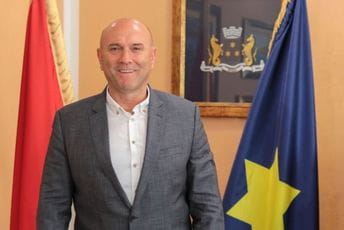 Demokrate: Careviću fotelja najvažnija, ostavka bi bila moralni čin Demokrate: Careviću fotelja najvažnija, ostavka bi bila moralni čin