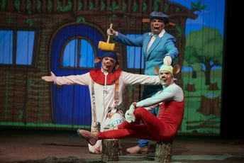 ,,Tri praseta” i ,,Maca papučarica” pred kotorskim mališanima ,,Tri praseta” i ,,Maca papučarica” pred kotorskim mališanima