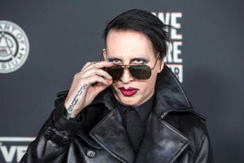 Merilin Menson predao se policiji zbog optužbi da je pljuvao snimateljku Merilin Menson predao se policiji zbog optužbi da je pljuvao snimateljku