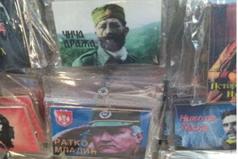 Na štandu u Herceg Novom magneti sa likom Ratka Mladića, Čiča Draže... Na štandu u Herceg Novom magneti sa likom Ratka Mladića, Čiča Draže...