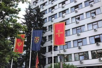 Zavijorio se i krstaš-barjak ispred zgrade Opštine Nikšić Zavijorio se i krstaš-barjak ispred zgrade Opštine Nikšić