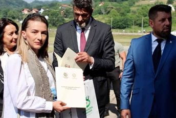 Delegacija Crne Gore predala primjerak Rezolucije o genocidu u Srebrenici Delegacija Crne Gore predala primjerak Rezolucije o genocidu u Srebrenici