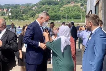 Đukanović stigao u Srebrenicu, uručen mu "Cvijet Srebrenice" Đukanović stigao u Srebrenicu, uručen mu "Cvijet Srebrenice"