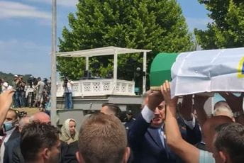 Đukanović i Jovanović nosili tabute žrtava genocida u Srebrenici Đukanović i Jovanović nosili tabute žrtava genocida u Srebrenici