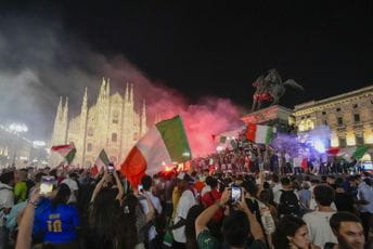 Slavlje širom Italije – navijači napunili trgove, automobili na ulicama Slavlje širom Italije – navijači napunili trgove, automobili na ulicama