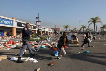 Nasilje, pljačke i marševi naoružanih demonstranata nakon presude Zumi Nasilje, pljačke i marševi naoružanih demonstranata nakon presude Zumi