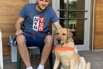 UMHCG obezbijedilo uslugu psa vodiča za Aleksu Marsenića UMHCG obezbijedilo uslugu psa vodiča za Aleksu Marsenića