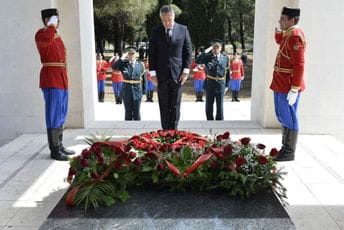 Đukanović položio vijenac na spomenik Partizanu borcu Đukanović položio vijenac na spomenik Partizanu borcu