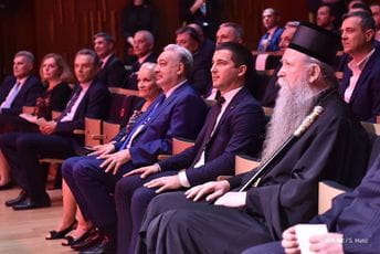 Crveni pop i Žuta boca Crveni pop i Žuta boca