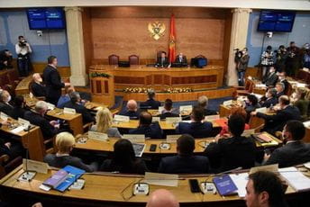 Građani plaćaju 4.659 funkcionera Građani plaćaju 4.659 funkcionera