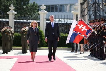 Đukanović u Bratislavi dočekan uz najviše vojne i državne počasti Đukanović u Bratislavi dočekan uz najviše vojne i državne počasti