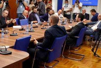 Odumiranje vlasti na rate Sa prvog sastanka parlamentarne većine