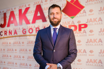 Zeković: Vukšić da prekine rat sa Skupštinom Zeković: Vukšić da prekine rat sa Skupštinom