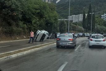 Saobraćajna nezgoda u Bečićima, prevrnulo se vozilo, nema povrijeđenih Saobraćajna nezgoda u Bečićima, prevrnulo se vozilo, nema povrijeđenih