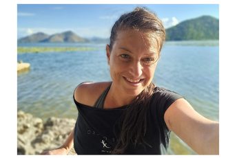 Belgijanka Olivija odmara u Kotoru, a misli joj i srce u njenoj domovini Olivia, mlada Belgijanka na Skadarskom jezeru