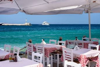 Na Mikonosu zabranjena muzika u barovima i uveden policijski čas Na Mikonosu zabranjena muzika u barovima i uveden policijski čas