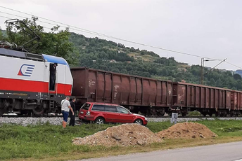 Sudar automobila i voza, nema povrijeđenih Sudar automobila i voza, nema povrijeđenih