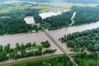 Velike poplave zahvatile i Austriju: Vodena bujica nosi sve pred sobom Velike poplave zahvatile i Austriju: Vodena bujica nosi sve pred sobom