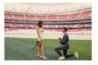 Fudbaler Atletiko Madrida na fantastičan način zaprosio djevojku na stadionu Fudbaler Atletiko Madrida na fantastičan način zaprosio djevojku na stadionu