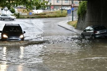 Nevrijeme praćeno jakom kišom pogodilo Sarajevo, pojedine ulice pod vodom Nevrijeme praćeno jakom kišom pogodilo Sarajevo, pojedine ulice pod vodom