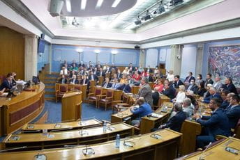 Poslanici se rijetko kažnjavaju za nedolično ponašanje Poslanici se rijetko kažnjavaju za nedolično ponašanje