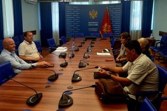 Sindikat prosvjete sa SNP-om: Ako se ne uskladi sedmična norma časova nastavnici stupaju u štrajk Sindikat prosvjete sa SNP-om: Ako se ne uskladi sedmična norma časova nastavnici stupaju u štrajk