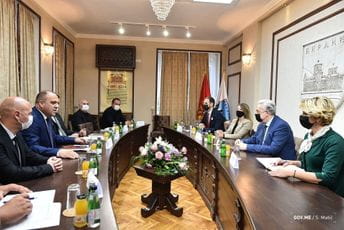 Krivokapić u Beranama: Jedan od najizazovnijih ciljeva Vlade infrastrukturno umrežavanje i pronalaženje pouzdanih stranih investitora Krivokapić u Beranama: Jedan od najizazovnijih ciljeva Vlade infrastrukturno umrežavanje i pronalaženje pouzdanih stranih investitora