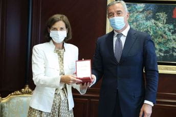 Predsjednik Crne Gore odlikovao medaljom ambasadorku Republike Austrije Predsjednik Crne Gore odlikovao medaljom ambasadorku Republike Austrije