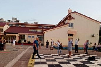 Radulović brinula o svakoj nezavezanoj pertli naše djece Protest roditelja ispred OŠ "Oktoih"