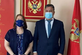 Poslovi Državnog tužilaštva ne smiju se vršiti ni pod čijim uticajem Poslovi Državnog tužilaštva ne smiju se vršiti ni pod čijim uticajem