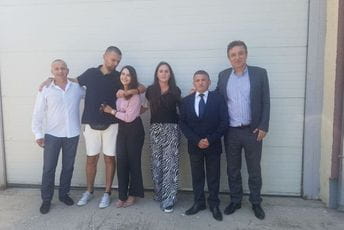 MVP: Stekli se uslovi da se Jovanović vrati svojoj porodici Risto Jovanović sa predstavnicima Ministarstva vanjskih poslova i Ambasade Crne Gore na Kosovu