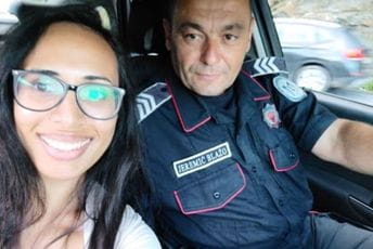 Policajac iz Bijelog Polja pomogao turistkinji sa Fidžija da stigne autobus Filadelfija se javno zahvalila policajcu Blažu Jeremiću