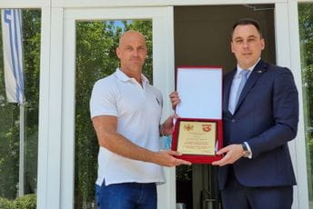 Vukoviću uručena zahvalnica za doprinos razvoju rukometa u Crnoj Gori Vukoviću uručena zahvalnica za doprinos razvoju rukometa u Crnoj Gori