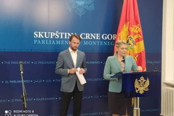 Vuksanović-Stanković: Bratić namjerava da obrazovni sistem uskladi sa vjerskim načelima Vuksanović-Stanković: Bratić namjerava da obrazovni sistem uskladi sa vjerskim načelima