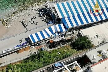 ITALIJA: Autobus sletio na plažu, poginuo vozač ITALIJA: Autobus sletio na plažu, poginuo vozač