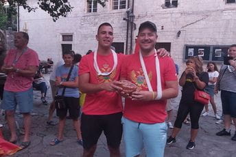 Završena prva kotorska Pipunijada Pobjednička ekipa kotorske PIPUNIJADE „Djevojka mi je ruski špijun“