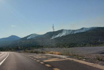 Podgorica: Požar na brdu Bigor, u akciji gašenja učestvovao i avion MUP-a Podgorica: Požar na brdu Bigor, u akciji gašenja učestvovao i avion MUP-a