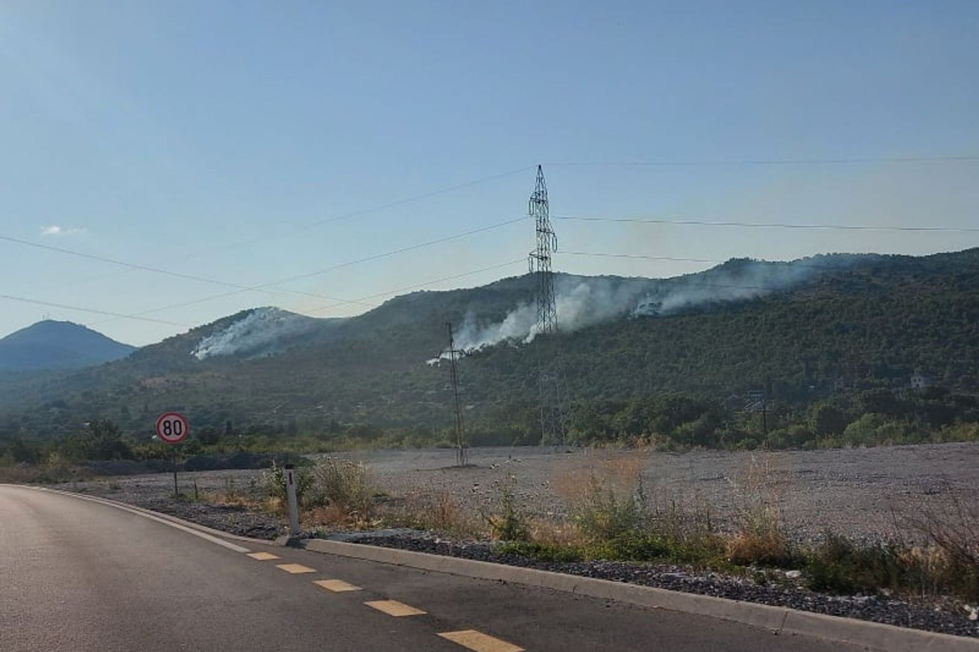 Fotografija 1: Podgorica: Požar na brdu Bigor, u akciji gašenja učestvovao i avion MUP-a