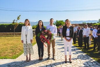 Savjet mladih DPS Danilovgrad: Poštujući i njegujući antifašističke vrijednosti, položili smo vijenac na spomenik žrtvama na Lazinama Savjet mladih DPS Danilovgrad: Poštujući i njegujući antifašističke vrijednosti, položili smo vijenac na spomenik žrtvama na Lazinama