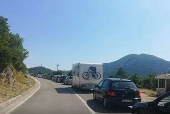 Građani BiH čekali nekoliko sati da uđu u Crnu Goru Građani BiH čekali nekoliko sati da uđu u Crnu Goru