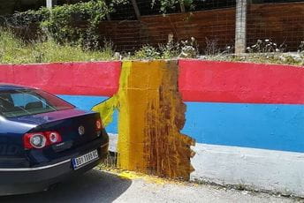 Prefarban mural sa likom Ratka Mladića Prefarban mural sa likom Ratka Mladića
