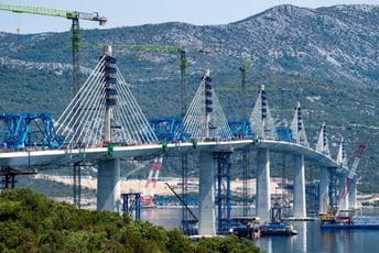 Pelješki most biće potpuno povezan: U ponoć podizanje posljednjeg segmenta Pelješki most biće potpuno povezan: U ponoć podizanje posljednjeg segmenta