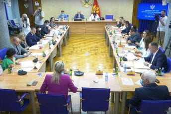 "Krivokapić iz Tokija zvao ministarku da na čelo Instituta postavi osobu koja ne ispunjava uslove" "Krivokapić iz Tokija zvao ministarku da na čelo Instituta postavi osobu koja ne ispunjava uslove"