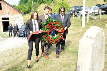 Delegacija Vlade odala počast žrtvama zločina u selu Velika Delegacija Vlade odala počast žrtvama zločina u selu Velika