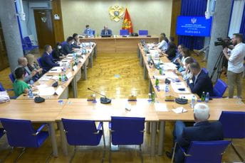 Opozicija: Isključivanje privatnih ustanova populistički eksperiment; Vlast: nije tačno Opozicija: Isključivanje privatnih ustanova populistički eksperiment; Vlast: nije tačno