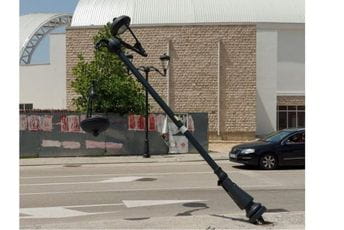 Vozač autobusa stranih registarskih oznaka slomio stub i utekao Vozač autobusa stranih registarskih oznaka slomio stub i utekao