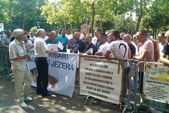 Protest ribolovaca i vlasnika čamaca zbog ograničenja vanbrodskih motora na deset konjskih snaga Protest ribolovaca i vlasnika čamaca zbog ograničenja vanbrodskih motora na deset konjskih snaga